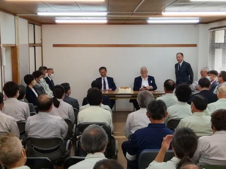 <b>式の最後には社員よりお祝いのケーキが出される場面も</b>