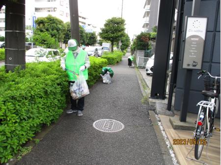 初夏の爽やかな晴天の下、作業が進みます。<br>