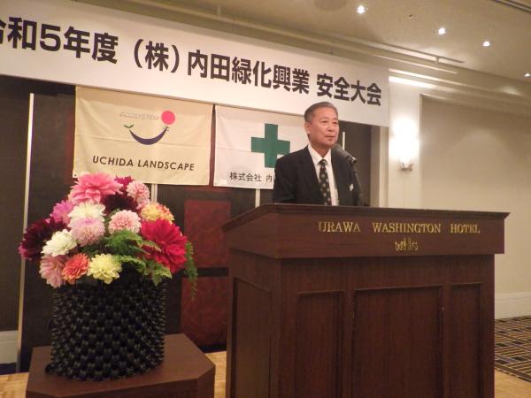 安全事故０(ゼロ)となった今期。協力業者の皆様のご協力の賜物であると述べる社長の殿井正仁<br>