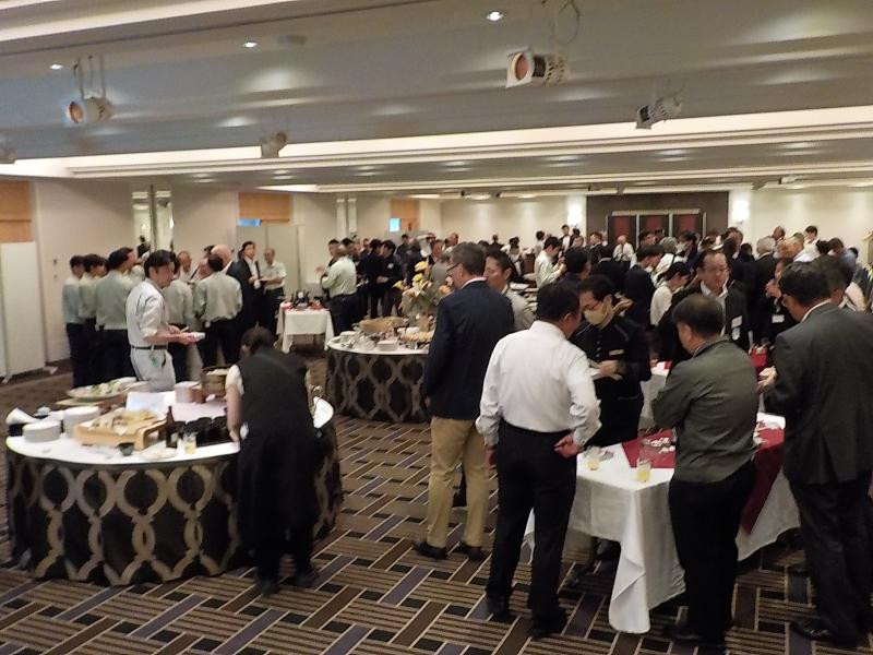 ▲　大会終了後の懇親会では　協力会社との<br>　　意見交換を行いました<br>
