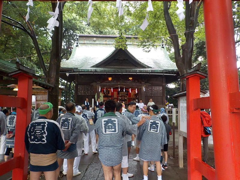 ▲	清祓いのあと、いよいよ渡御の始まりです<br>