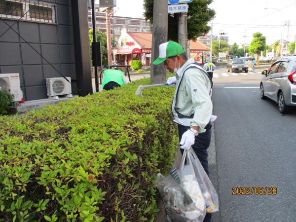 それぞれ距離を取り、一時的にマスクをズラして呼吸を整えます<br>
